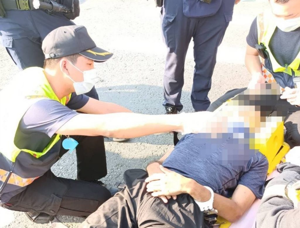 彰化縣埔心鄉今(21)日上午7時許,一名40歲的周男大膽開著「偷來的貨車」,直到發現警方正尾隨查緝,他嚇得一時心慌狠撞電線桿,造成車頭變形駕駛受困。(圖/由彰化縣消防局提供)