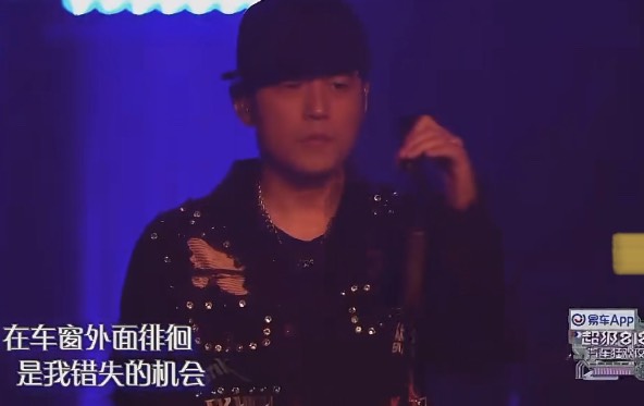周杰倫無預警「現身」大陸音樂晚會，陸網嗨翻。（圖／翻攝自微博）