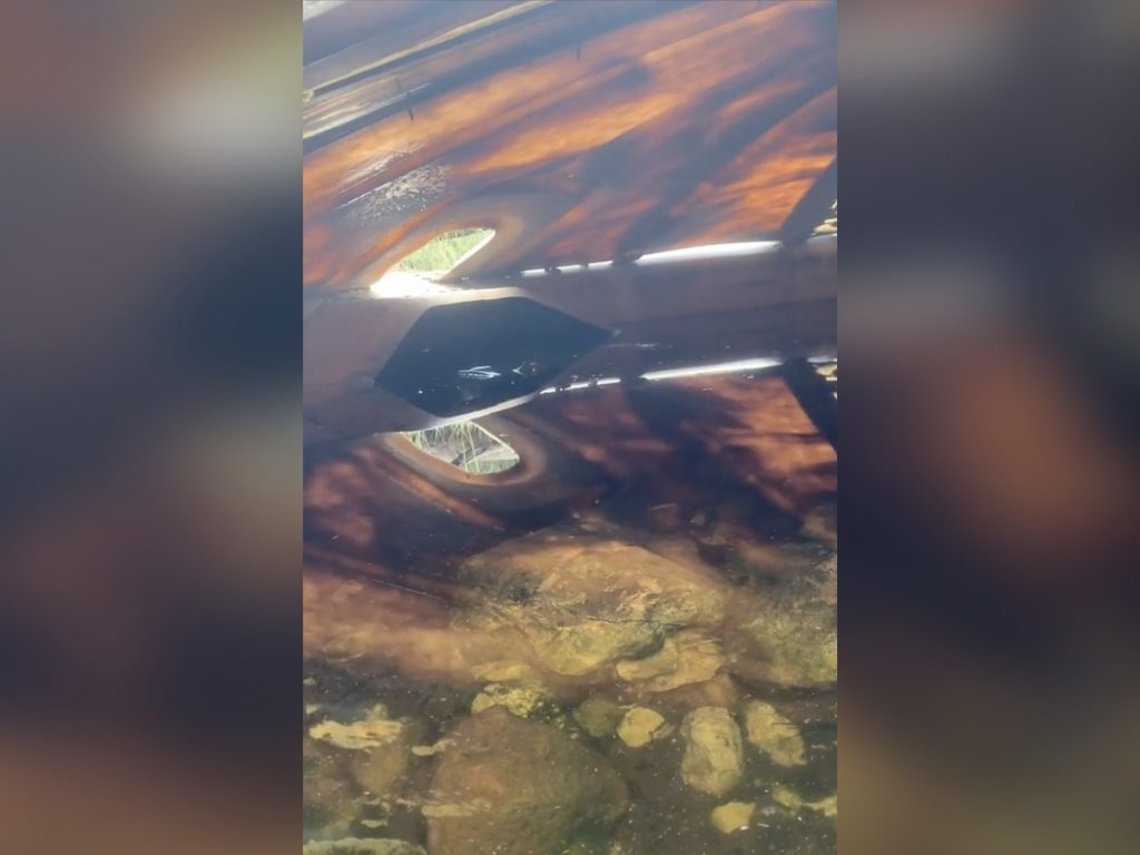 這個看似UFO的鵝黃色物體，碟狀外觀裡面竟是簍空的，且側邊還有「小門」，鏡頭往裡面一探究竟後可發現，該不明物體內部全積滿水，還堆積了許多石頭，越想越離奇。（圖／擷取自《allymurray222》TikTok）