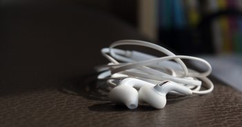 現代人使用耳機的頻率大增，甚至連睡眠時間都得聽著音樂進入夢鄉，不過這恐造成聽力受損，大家要小心了！（示意圖／pixabay）
