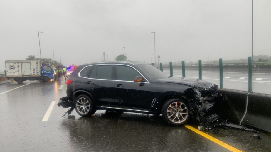 屏東縣國道3號北上410K處5日發生一起汽車擦撞車禍事故。連日下雨,屏東縣5天已發生3起車禍事故,造成1死3傷意外。(圖/翻攝自中央社)