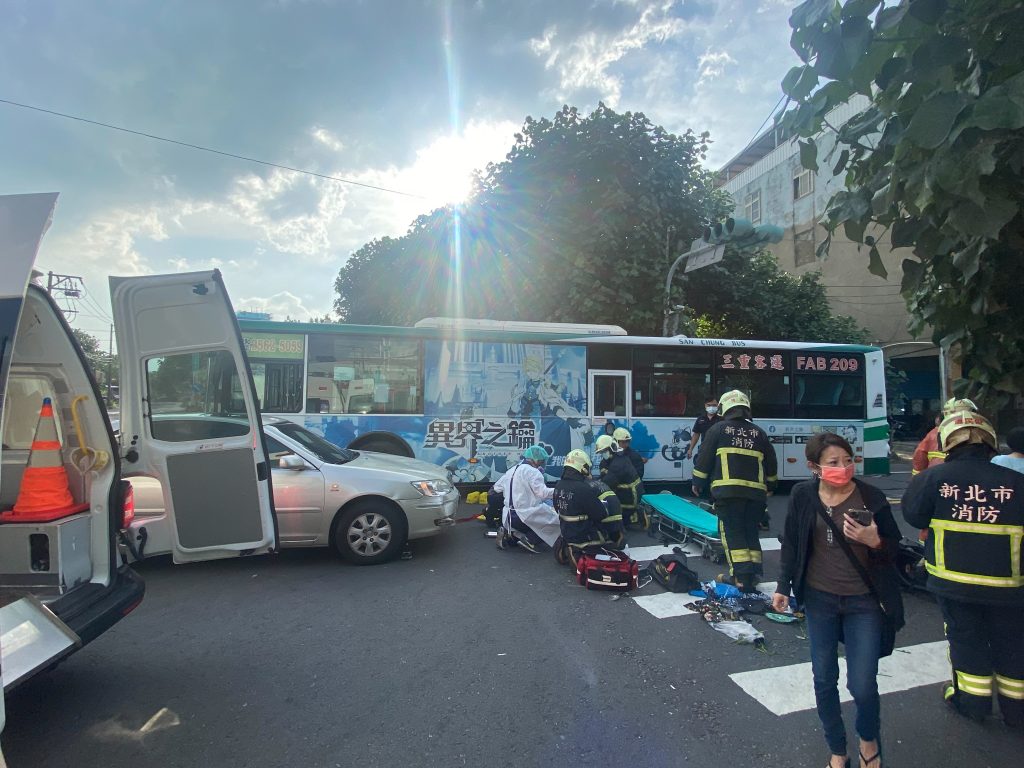 淡水發生闖紅燈車禍案件。（圖／淡水警方提供）