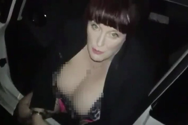 AV女優卡拉(Carla Gabberlover)和員警在警車做愛。(圖/翻攝自推特)