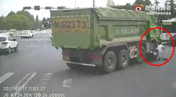 母女被砂石車撞上,女兒當場死亡。(圖/翻攝自微博)