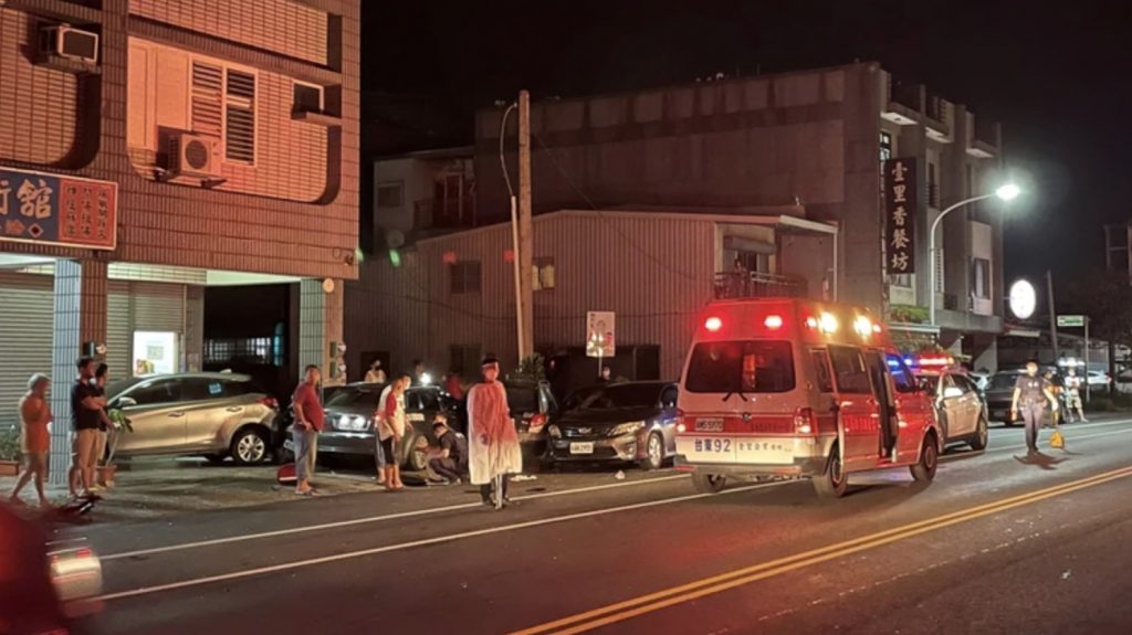 案發當下，2輛車直接拖行撞入附近民宅，甚至波及到路邊停放的2台自小客車及2台機車，且不少住戶也因巨響受到驚嚇、跑出屋外，並趕緊通報警消協助。（圖／由民眾提供）