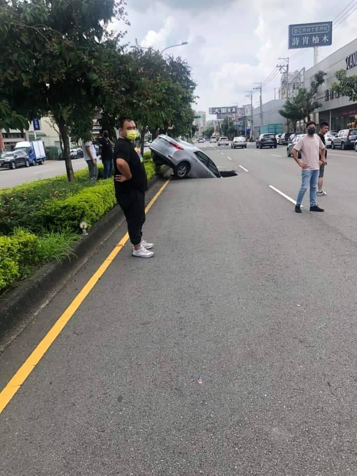 台中大里區轎車意外陷入天坑，所幸並無人員傷亡。（圖／中天外勤記者攝）