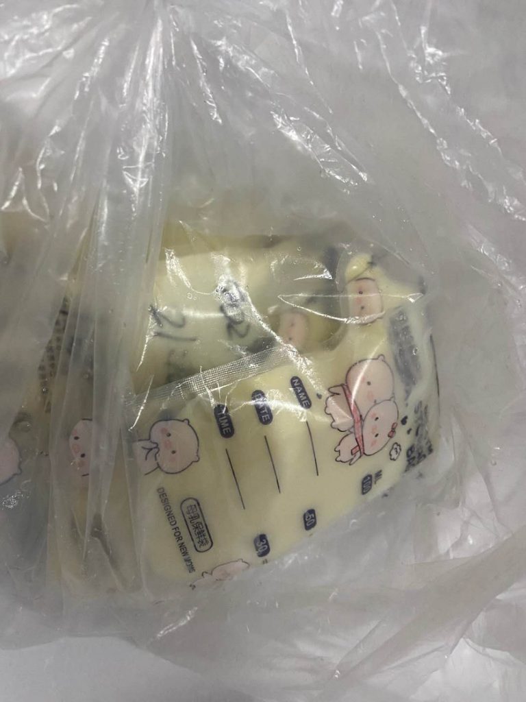 大陸以每袋20元人民幣（約新台幣86元） 兜售「冷凍母乳」違法販售。 （圖／ 翻攝自《澎湃新聞》）