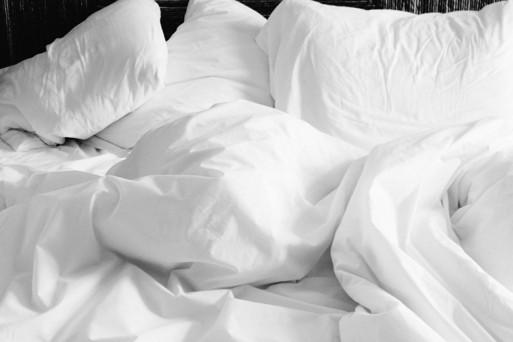 老翁定期清潔棉被，睡眠品質卻更差。（示意圖／取自pexels）