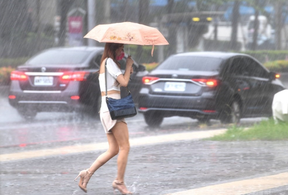 氣象專家彭啟明表示,以最新路徑圖來看,台灣東部(宜花東)、恆春、綠島、蘭嶼將是影響最劇烈的區域。(圖/翻攝自中央社)