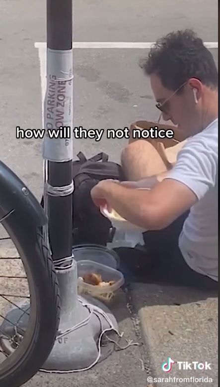美國一名UberEats外送員偷吃客人的訂單被拍到。(圖/翻攝抖音)