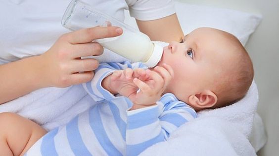 哺乳期的媽媽以每次1500元人民幣(約新台幣6450元)的價格「現場親餵」成人客戶。 (示意圖/取自Pinterest)
