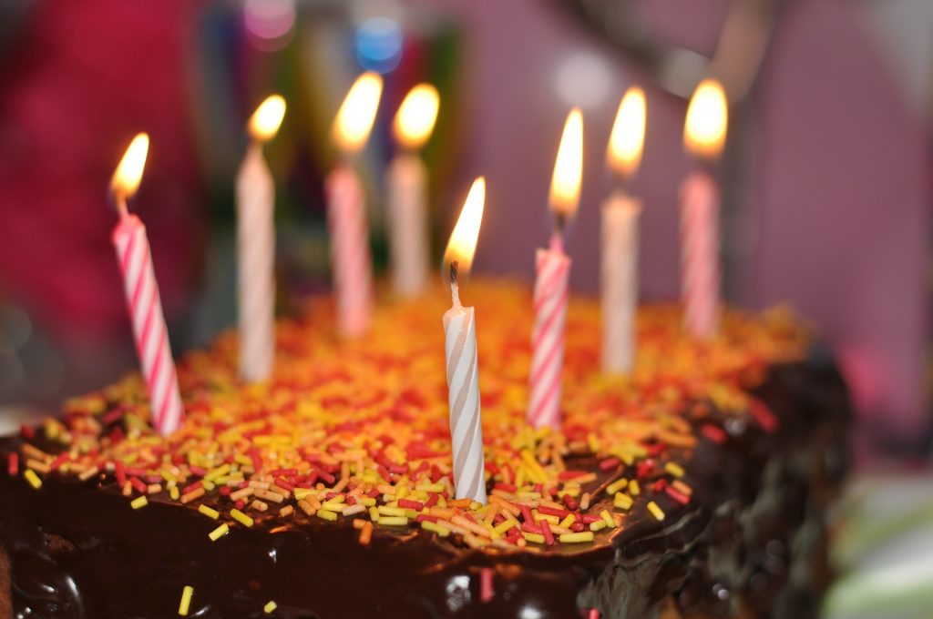 民俗專家建議，鬼月嚴禁所有慶祝活動，連買蛋糕過父親節都不妥。（示意圖／翻攝自Pixabay）