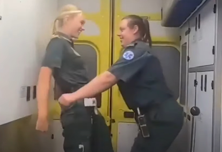 女子在救護車內熱舞影片引起網友誤會他們不認真工作只顧拍片。（圖／翻攝自TikTok／Rhianna Higgins）
