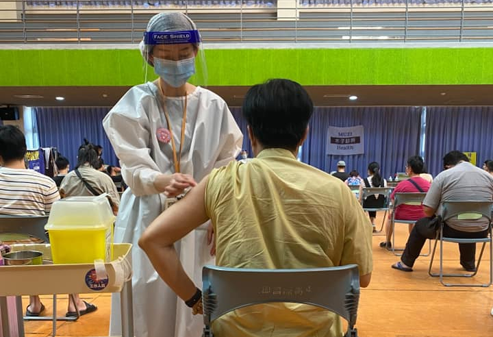 作家陸之駿打完高端疫苗後,出現背部痠痛、冒冷汗等症狀,隔天猝死。(圖/翻攝自陸之駿臉書)