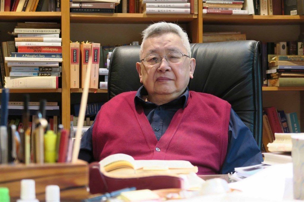 中研院今(5)日稍早發佈新聞稿證實,一代史學家,同時也是中研院院士的余英時,日前8月1日清晨在美國住處於睡夢中逝世,享耆壽91歲。(圖/由中央社提供)