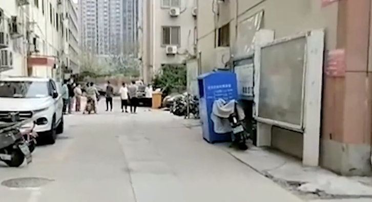 鄭州男慘被自己愛車給壓死。（圖／翻攝自微博）