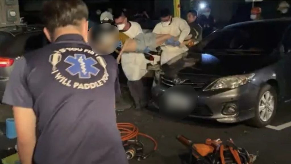 警消到場時，駕駛座上的許女已無意識、失去生命跡象，消防人員利用破壞器材打開車門並協助脫困後，火速將她送往台東馬偕醫院搶救，最終仍不幸宣告不治。（圖／由民眾提供）