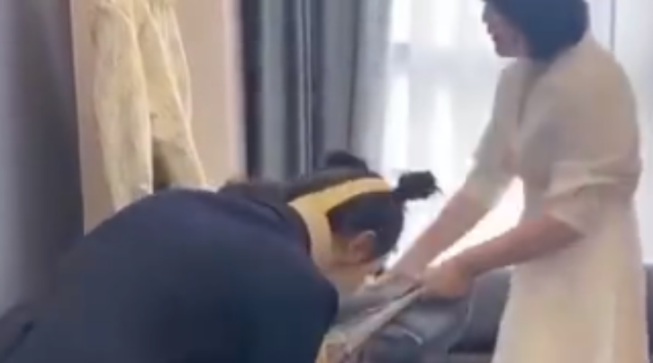大陸一間醫美診所的老闆娘疑不爽女客人之投訴,憤而對她蓋布袋。(圖/翻攝自微博)
