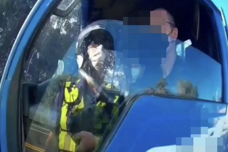中秋連假期間，恆春警方獲報後壁湖有潛水業者，竟利用貨車「車斗」來搭載潛水客，相當危險，昨（18）日下午也查獲一名業者以貨車載客，更有人形容像是在「載豬」一樣離譜，員警見狀立即攔檢開單。（圖／由記者翻攝）