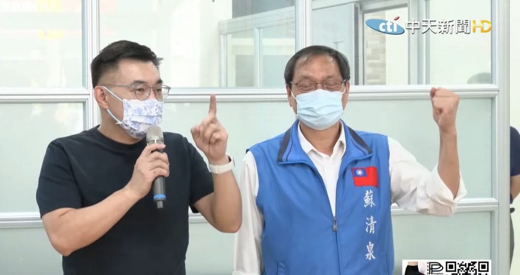 爭取連任的國民黨主席江啟臣(左)今南下屏東,至前立委蘇清泉(右)東港服務處拜會基層黨員。