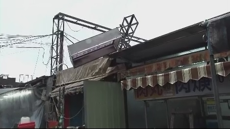 宜蘭縣蘇澳鎮江夏路有一間知名肉丸店的曾姓老闆,他在修理被颱風吹歪的招牌時卻不慎墜落。(圖/中天新聞)
