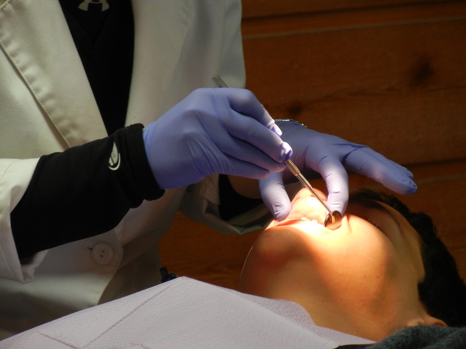 2天4牙助確診，院長強制上班。（示意圖／pixabay）