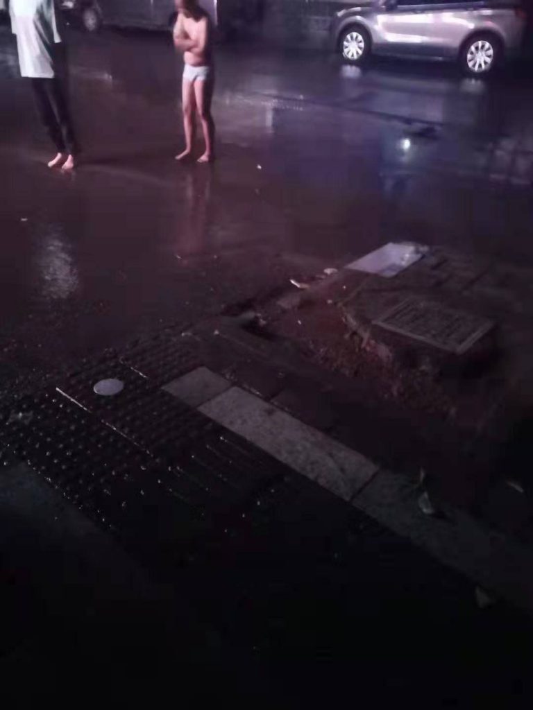 許多當地居民半夜被搖醒後，趕緊跑下樓，甚至穿內褲沖到街上避難。（圖／翻攝搜狐）