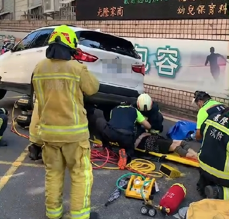 基隆一名8旬張姓婦人,7日上午行經壽山路遭到轎車撞倒在地。(圖/中天新聞)