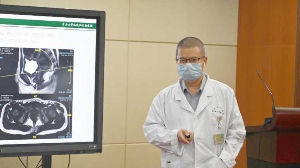 一名寶寶出生沒有生殖器遭遺棄,最終在福利院院長和醫生努力下,他終於能重建生殖器,慢慢恢復正常生活。(圖/翻攝自「南方都市報」微博」)