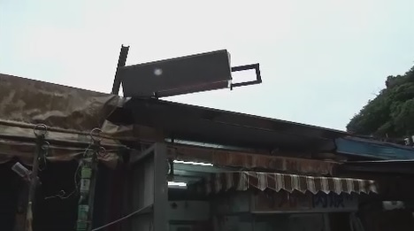 宜蘭縣蘇澳鎮江夏路有一間知名肉丸店的曾姓老闆,他在修理被颱風吹歪的招牌時卻不慎墜落。(圖/中天新聞)