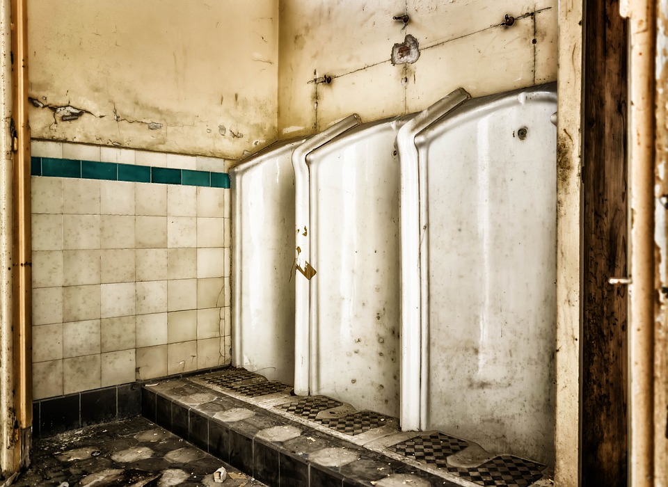一名男子竟設局將同事妻子拖進廁所猥褻得逞。（示意圖／pixabay）