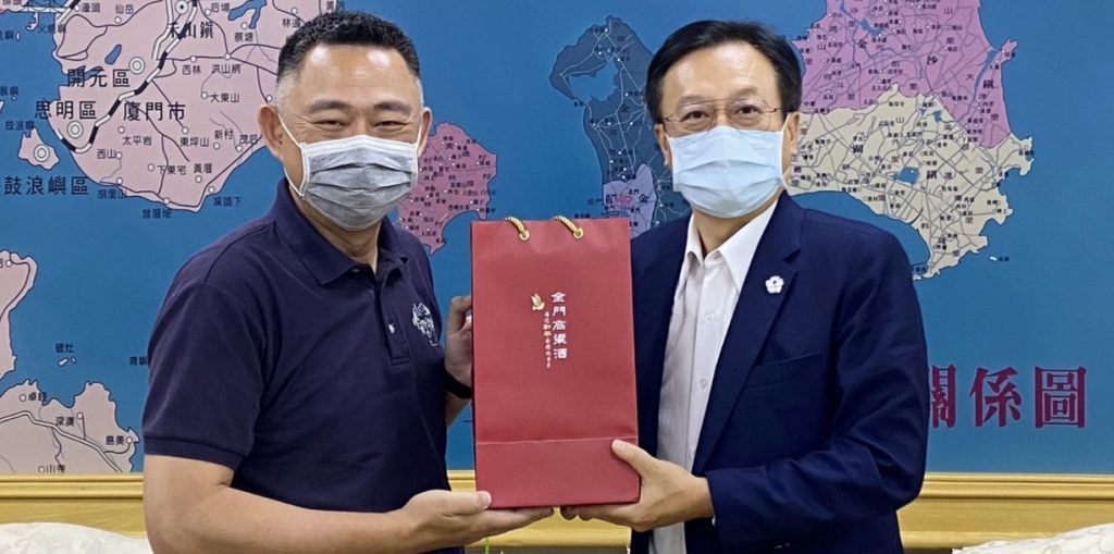 卓伯源拜訪金門與縣長合照。（圖／中天新聞）
