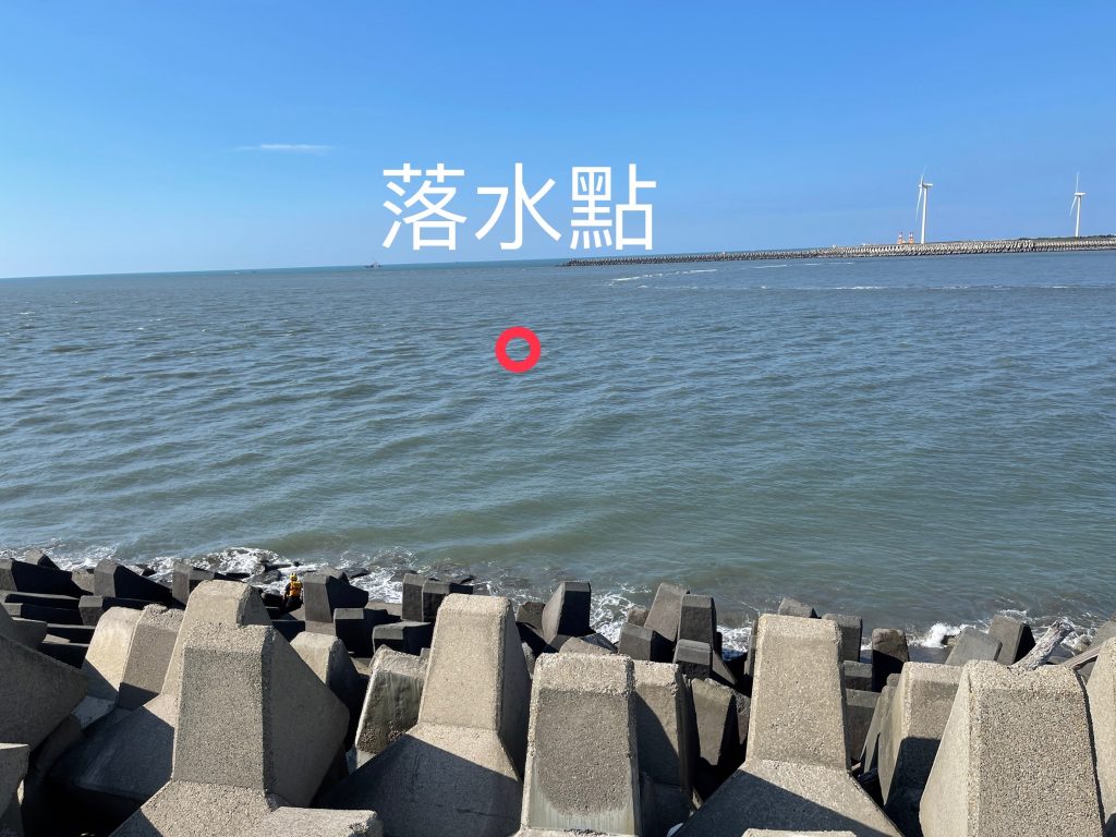 鹿港少年戲水不慎被大浪捲走，至今仍無蹤影。（圖／中天新聞）