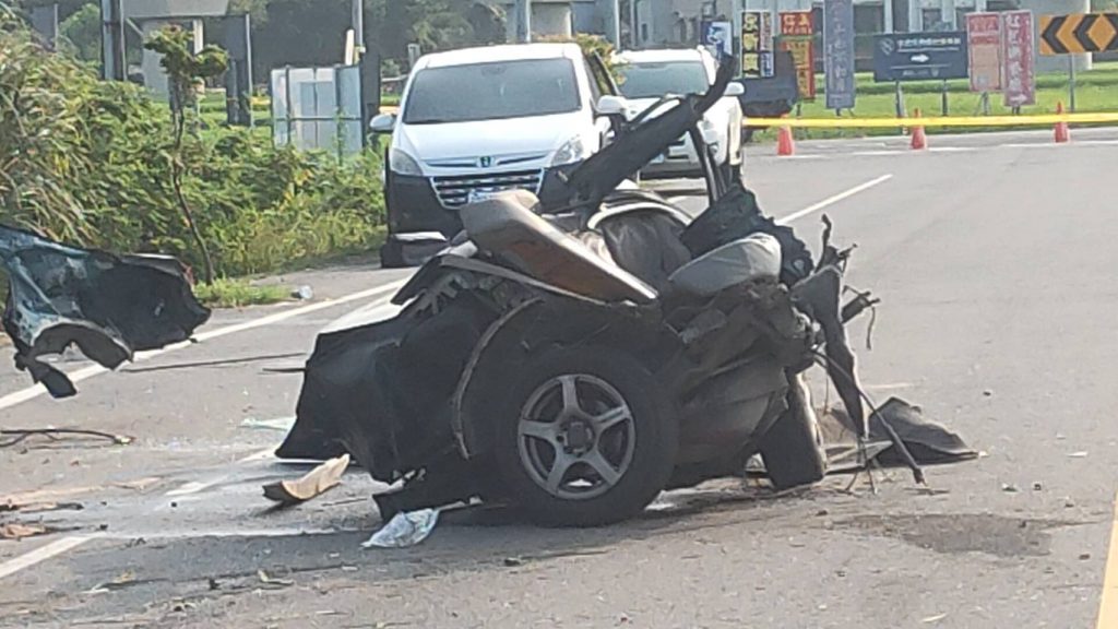 苗栗車禍，車子直接變成兩半。（圖／中天新聞）