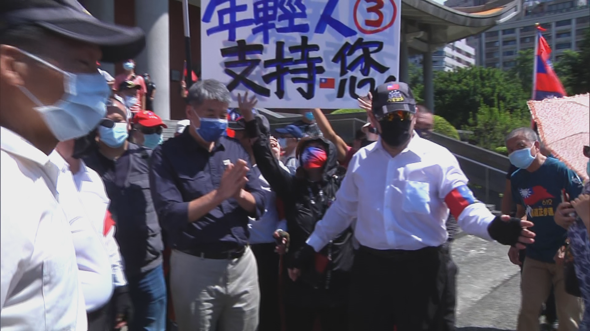 張亞中被5名護衛隊人員包圍,造勢活動有如韓家軍再現。(圖/中天新聞)