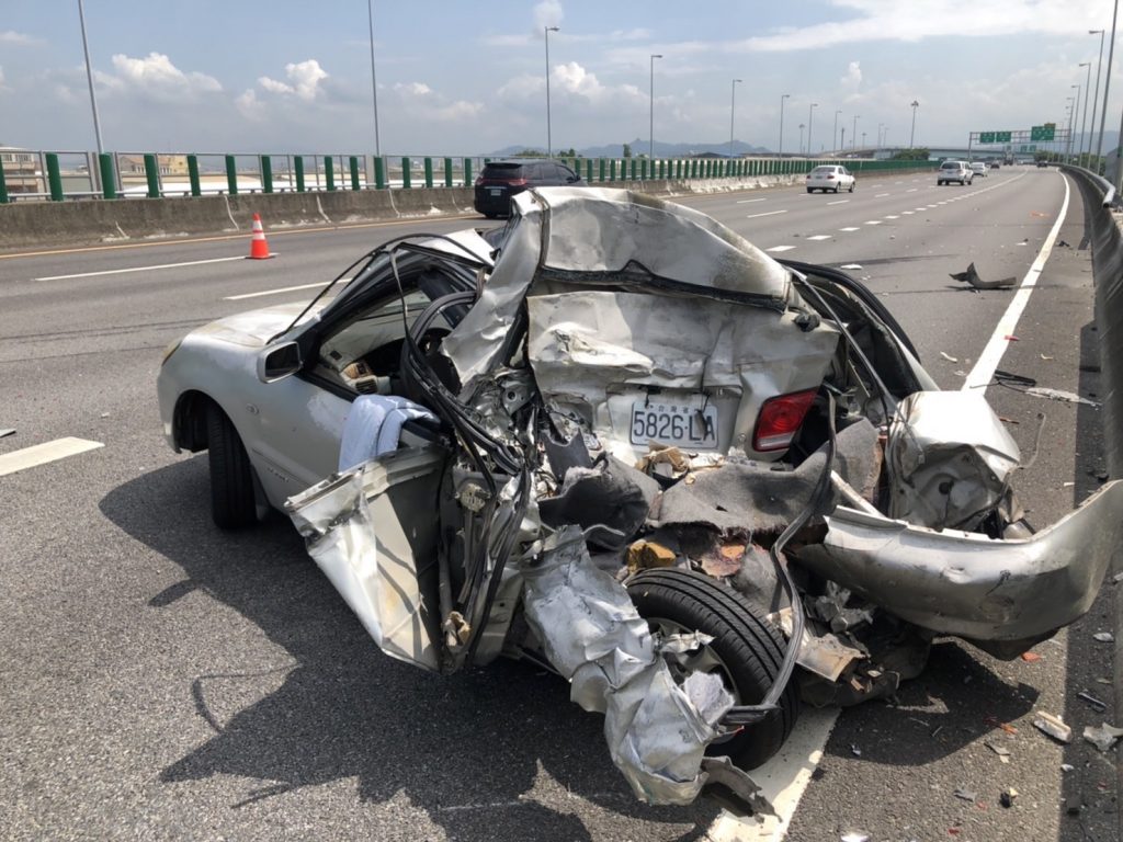 被吊臂車撞到的轎車，後半車身全毀。（圖／警方提供）