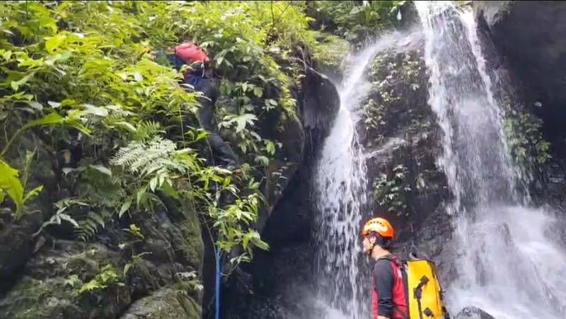 消防局獲報後多次搜山,除了找到祈男的機車、背包、手機外,始終找不到他人蹤影,警消6天來結合民間及重機界車友地毯式搜索,至今仍無所獲。(圖/由新竹縣政府提供)