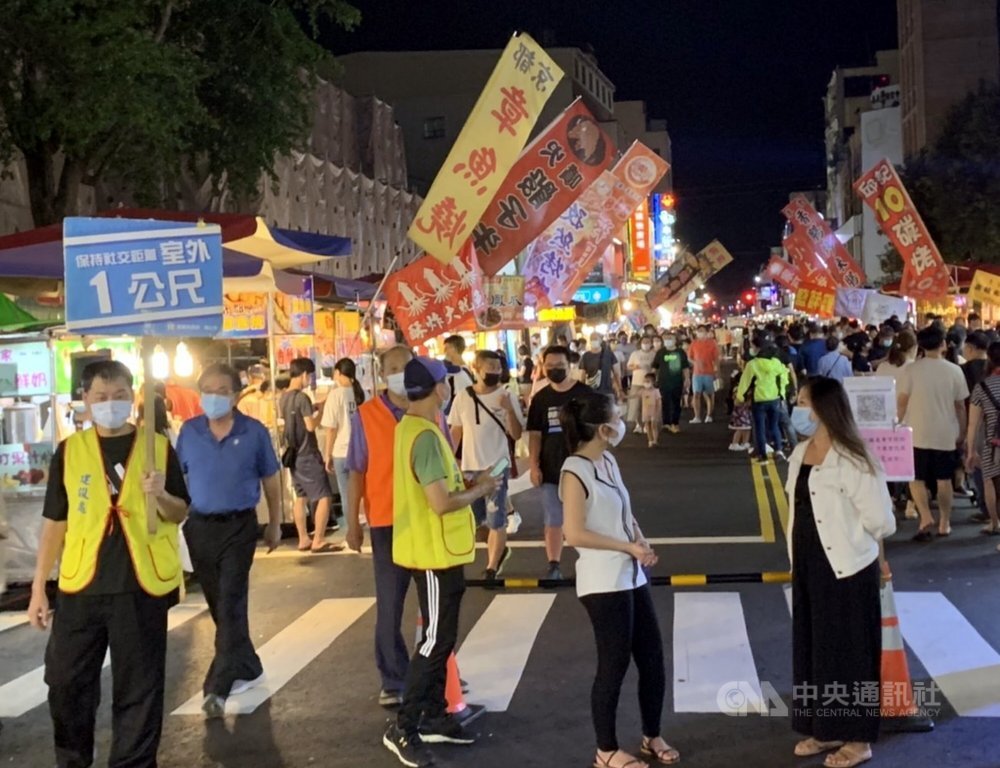 中秋節4天連續假期，各地景點湧人潮，嘉義市文化路夜市20日晚間滿是人潮，各店家都有民眾大排長龍。（嘉義市政府提供）中央社記者黃國芳傳真