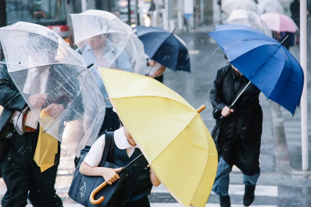 氣象局預估，本周日至下周二又將轉為濕冷天氣。（圖／示意圖／pakutaso）