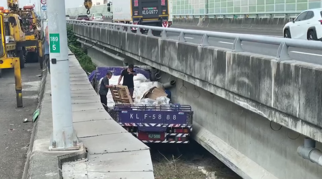 國道一號南下189k處貨車車禍。(圖/由中天新聞提供)