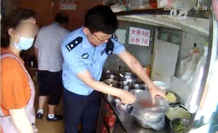 當地1間涼麵店的辣椒油裡被警方測出含有罌粟粉、那可丁的成分，搜刮了整間店鋪和李姓店長的住家後，立即將他逮捕。（圖／取自微博）