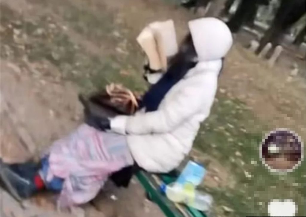 女子找到時，精神非常恍惚，家人看到後都心疼不已。（圖／翻攝自微博）