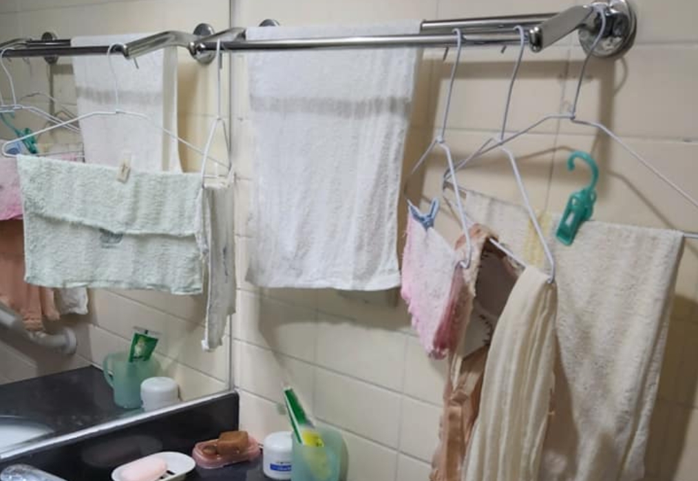 奶奶把濕衣服晾滿廁所，惹怒同住的另一名病人。（圖／翻攝自臉書／爆怨2公社）