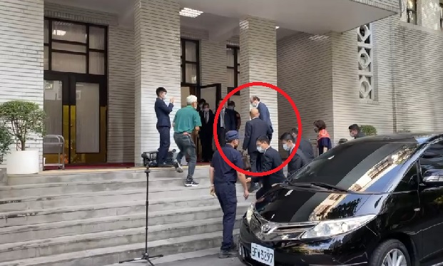蘇貞昌提早進入議場。（圖／中天新聞）