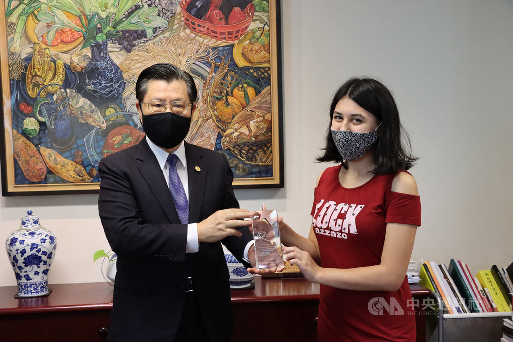 塔吉克少女富卡左達(Zebo Furqatzoda)榮獲勵馨基金會「亞洲女孩獎」,因疫情無法到台灣參加頒獎典禮,改由駐新加坡代表梁國新25日在代表處代為頒獎。中央社記者侯姿瑩新加坡攝