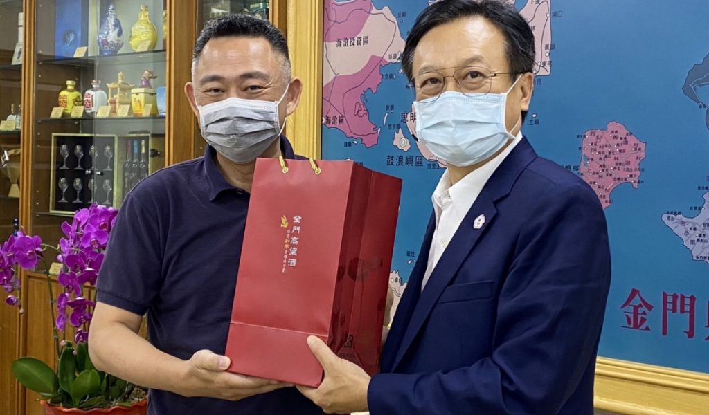 卓伯源拜訪金門與縣長合照。（圖／中天新聞）