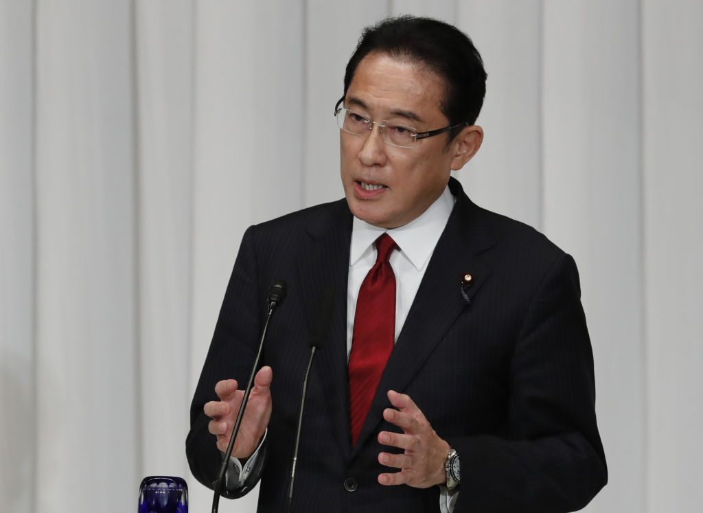 日本首相岸田文雄今天晚間舉行記者會正式宣布，將從3月起開放除觀光客以外的外國留學生及商務人士新申請入境。（圖／推特）