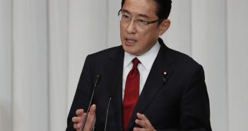 日本首相岸田文雄今天晚間舉行記者會正式宣布，將從3月起開放除觀光客以外的外國留學生及商務人士新申請入境。（圖／推特）