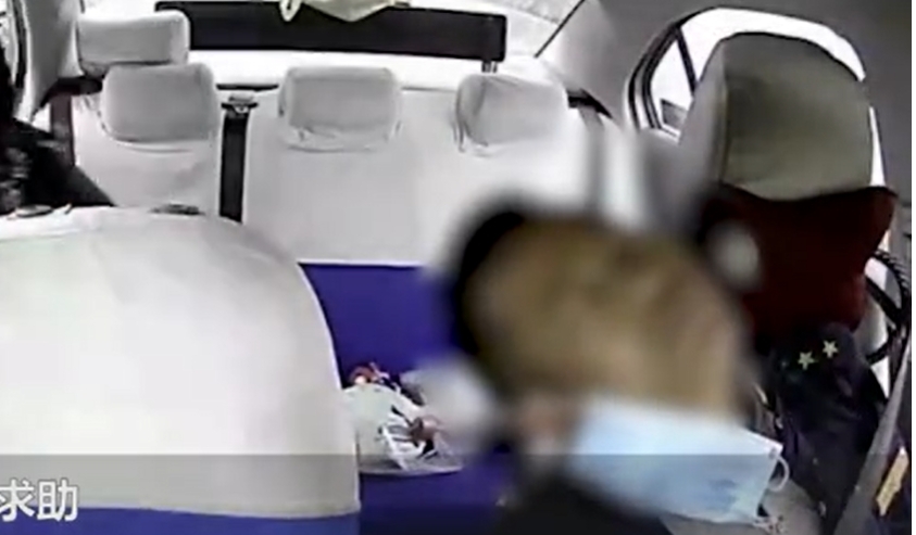 司機努力呼吸，但看的出來人十分不適。（圖／翻攝自「極目視頻」微博）