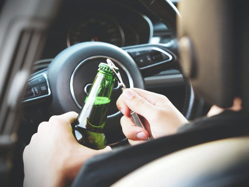 信被一名婦人酒後騎車撞上了路邊的汽車後摔倒,警員在把她送到醫院進行酒測後,測出高達0.56mg/L的酒精濃度。(示意圖/取自Pexels)